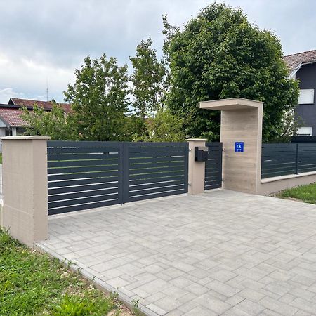 Apartamento Kod Dide - Entry With Pin 0-24H Slavonski Brod Exterior foto