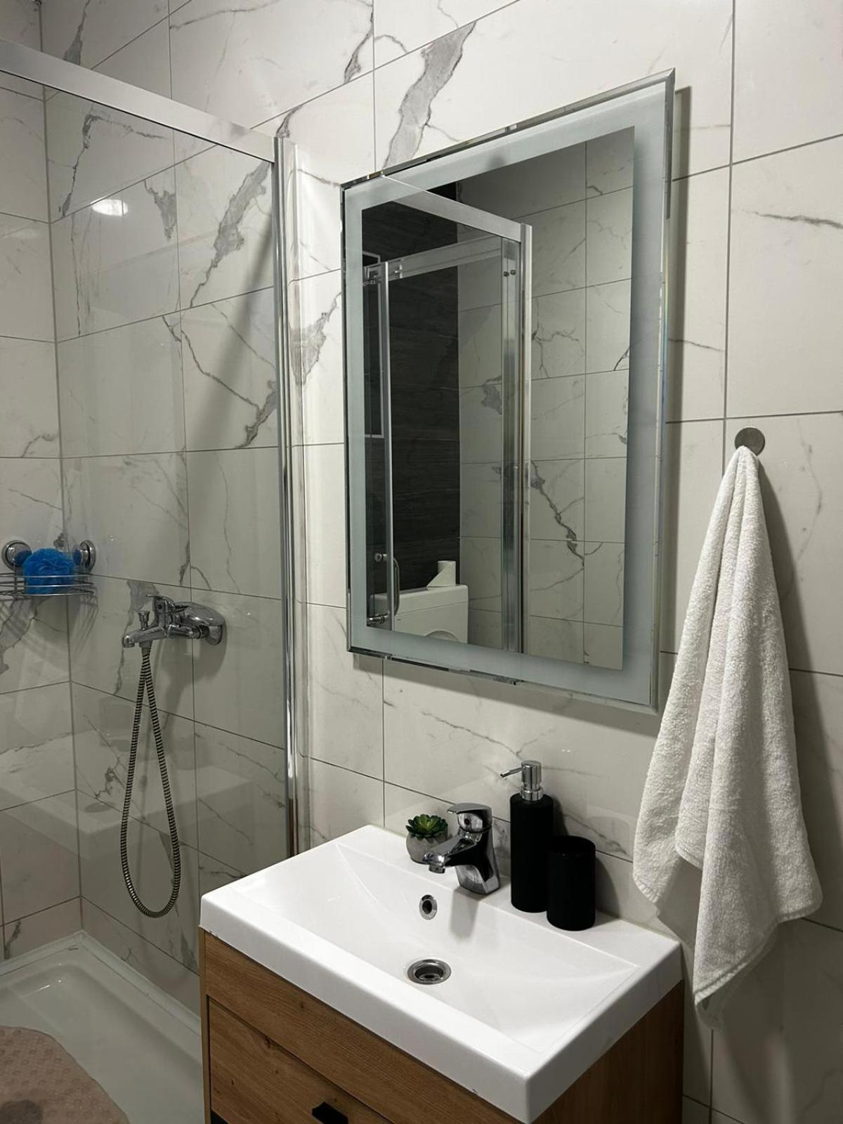 Apartamento Kod Dide - Entry With Pin 0-24H Slavonski Brod Exterior foto
